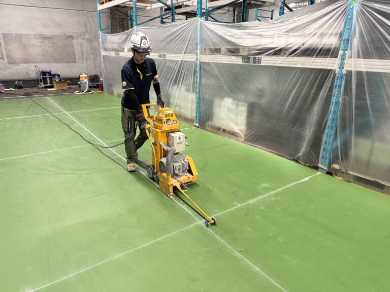 工場/誘発目地作業